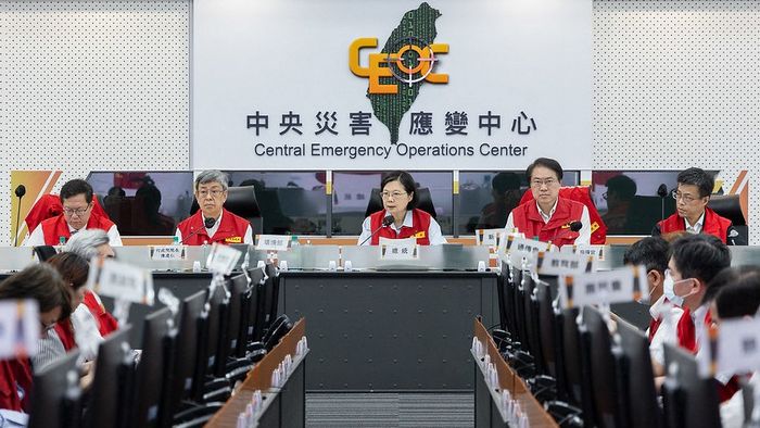Tajvani Elnökök és Chen Jianren ügyvezető igazgató sajtótájékoztatót tart, a Katasztrófa-elhárítási Központban.