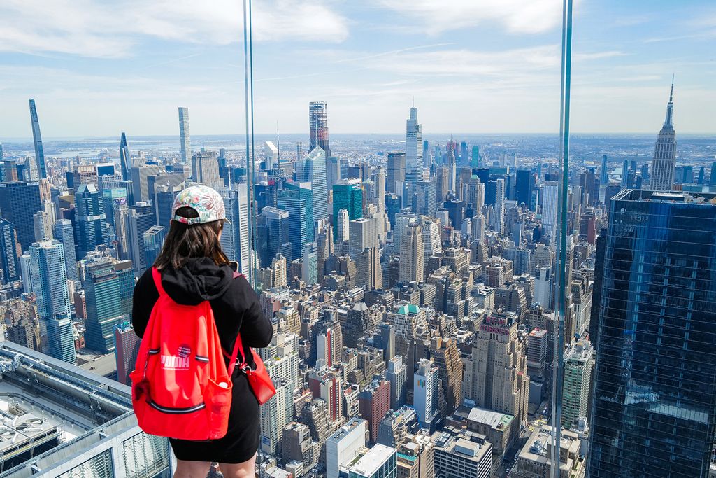 Az emberek az „Edge at Hudson Yards” kilátónál gyülekeznek a teljes napfogyatkozás előtt Észak-Amerikában, New Yorkban 2024. április 8-án. 