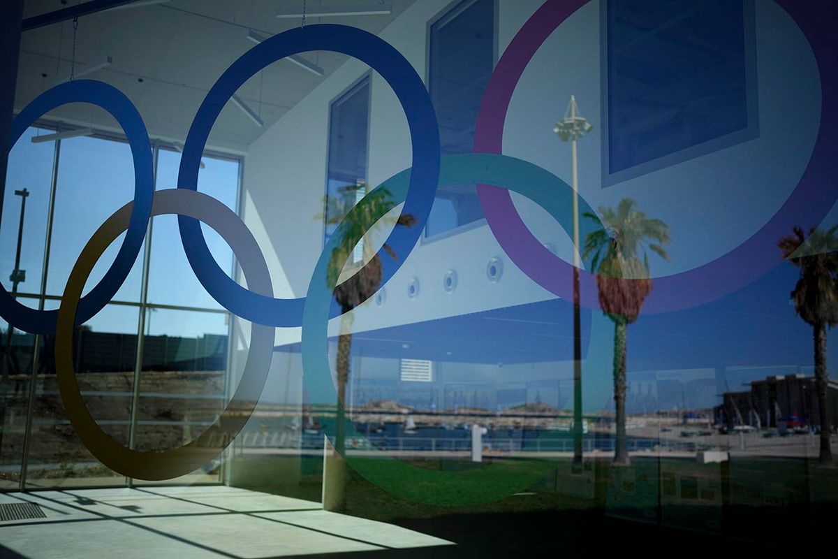 Marseille, 2024. április 2.
Az olimpiai öt karika a 2024-es párizsi nyári olimpia vitorlásversenyeire átalakított marseille-i Roucas-Blanc kikötő egyik üvegfalán a létesítmény avatóünnepségén 2024. április 2-án.
MTI/AP/Daniel Cole