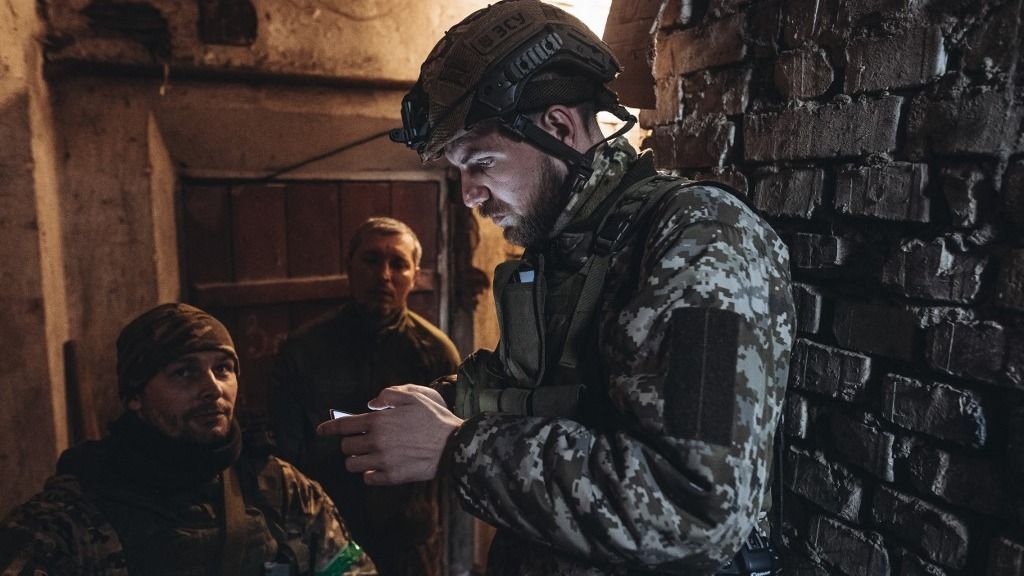 DONETSK OBLAST, UKRAINE - MARCH 29: Ukrainian soldiers look at the mobile phone in a cellar near Bakhmut, Ukraine on March 29, 2023. Diego Herrera Carcedo / Anadolu Agency (Photo by Diego Herrera Carcedo / ANADOLU AGENCY / Anadolu via AFP) ukrán