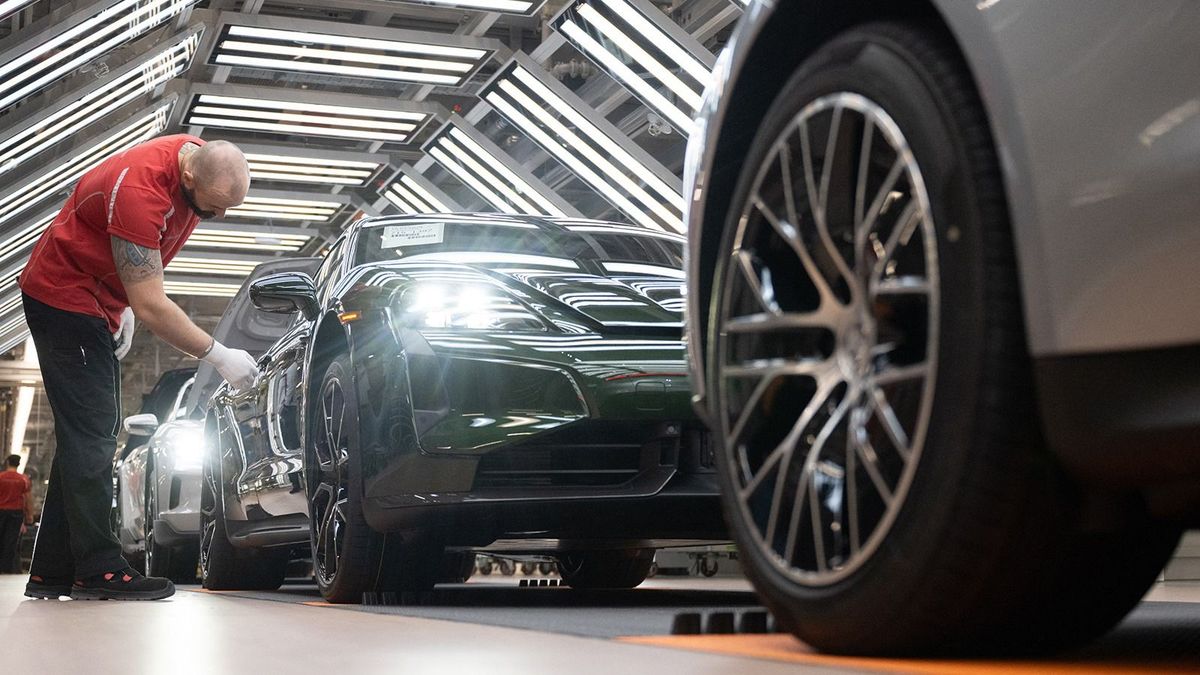 08 March 2024, Baden-Württemberg, Stuttgart: A Porsche AG employee tests all-electric Porsche Taycans at the main plant in Zuffenhausen. Photo: Marijan Murat/dpa (Photo by MARIJAN MURAT / DPA / dpa Picture-Alliance via AFP) német autógyár