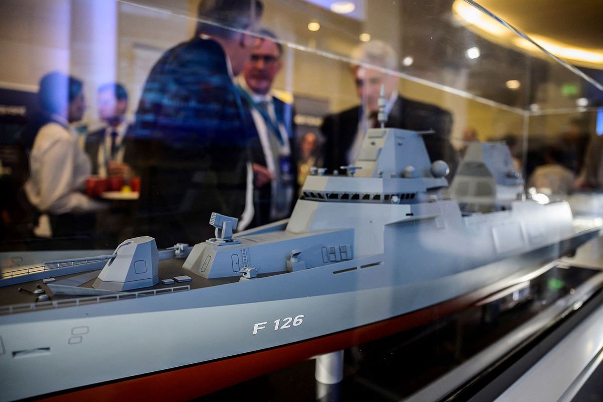 Brutális összegben rendel hadihajókat Németország
A model of the F126 or Frigate 126 Multi-Purpose Combat Ship 180 of the German Navy is on display at the Berlin Security Conference on European Security and Defence, on November 30, 2022 in Berlin. The F126, planned to be commissioned in 2028, is to be the largest surface warship to join the German Navy since World War II. (Photo by John MACDOUGALL / AFP)