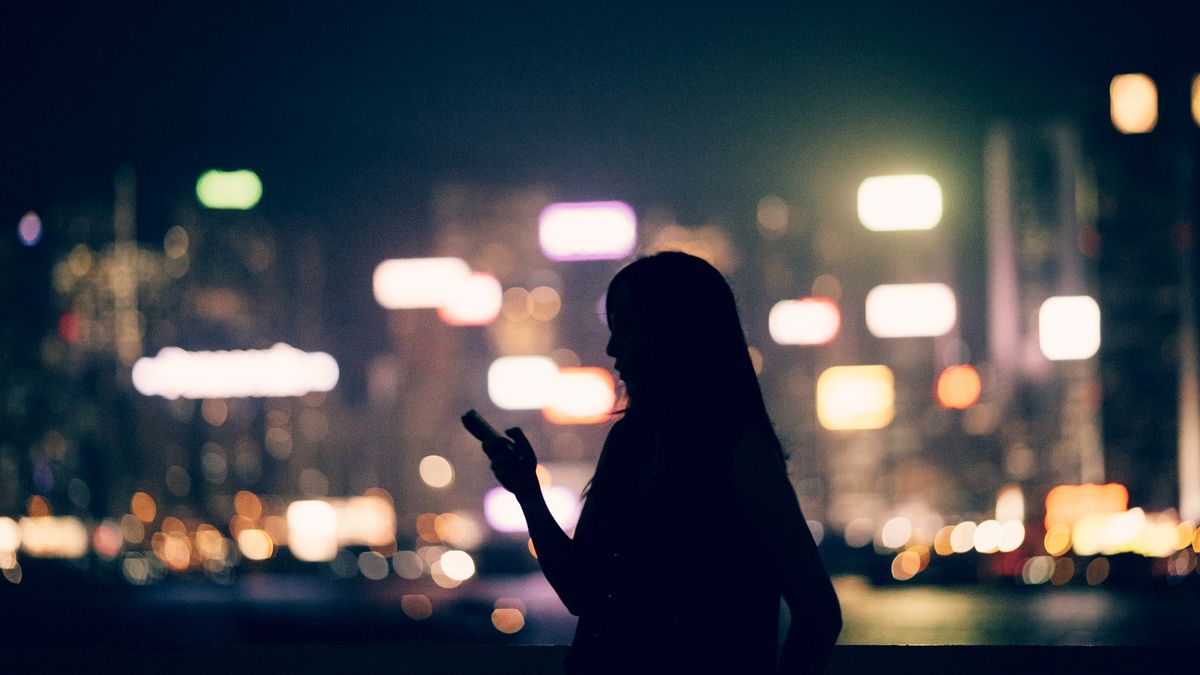 Silhouette of office lady using smartphone in city
prostituált
