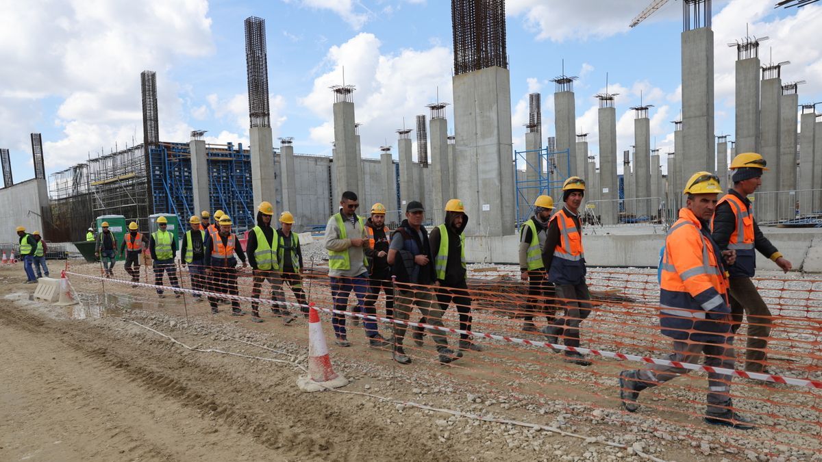 Készül a 96 méter magas kémény, épül a török üveggyár Kaposváron