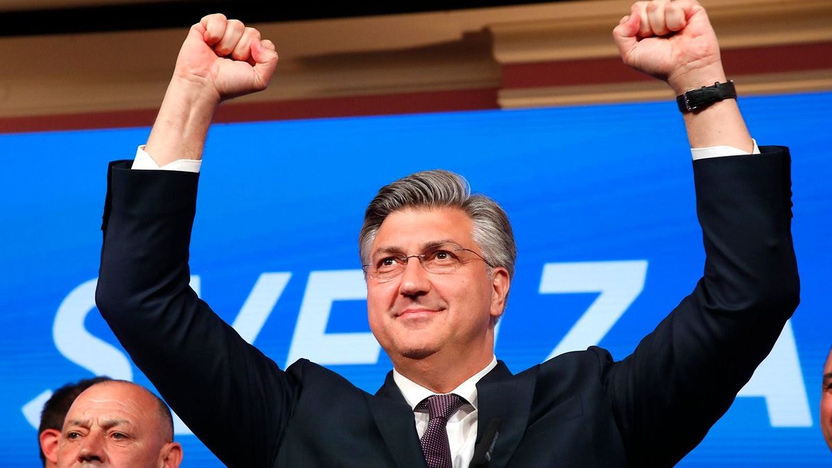 Horvát választások: magyarok is bekerültek a parlamentbe
Zágráb, 2024. április 18.Andrej Plenkovic horvát miniszterelnök ünnepel, miután győzött a jobboldali kormányzó Horvát Demokratikus Közösség (HDZ) a horvátországi parlamenti választásokon Zágrábban 2024. április 17-én. A HDZ nem szerzett abszolút többséget, így koalíciós partnert kell találnia.MTI/EPA/Antonio Bat