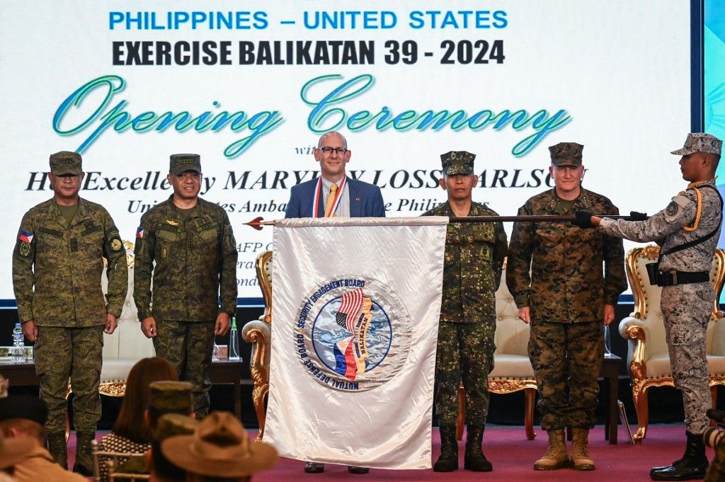 (L-R) Philippines exercise director for Balikatan Major General Marvin Licudine, Armed Forces of the Philippines Chief of Staff General Romeo Brawner, US embassy in the Philippines Chargé dAffaires Robert Ewing, Armed Forces of the Philippines deputy Chief of Staff for Education, Training and Doctrine Major General Noel Beleran and US exercise director for Balikatan Lieutenant General William Jurney pose with the exercise flag during the opening ceremony of the 'Balikatan' joint military exercise at the military headquarters in Quezon City, suburban Manila on April 22, 2024. (Photo by JAM STA ROSA / AFP)
Amerikai Egyesült Államok, Fülöp-szigetek, hadgyakorlat, Kína