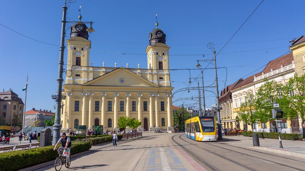 Debrecen,Hungary,04,19,2019,Tram,Passes,Through,Kossuth,Square