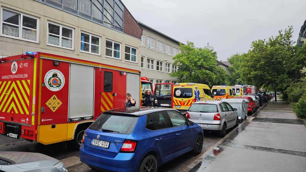 Ki kellett üríteni egy budapesti iskolát – tűzoltók és mentősök vonultak ki