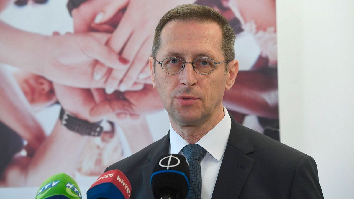 Varga Mihály: 675 milliárdnyi beruházást áldozunk fel a növekedés oltárán