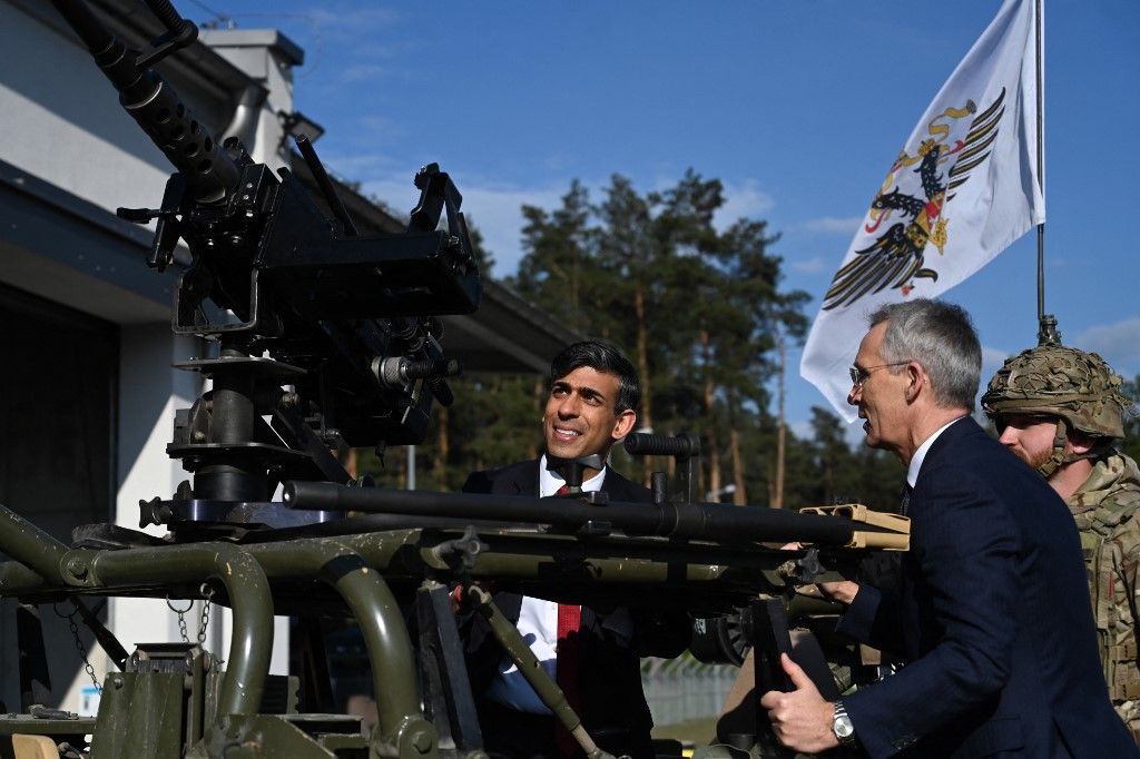 NATO Secretary General Jens Stoltenberg and Britain's Prime Minister Rishi Sunak (L) inspect military equipment at the Warsaw Armoured Brigade in Warsaw, Poland, on April 23, 2024. The talks of Britain's Prime Minister Rishi Sunak with his Polish counterpart Donald Tusk and NATO Secretary General Jens Stoltenberg are expected to focus on Ukraine and wider European security. While in Poland's capital, the British Prime minister will announce £500 million ($617 million) in additional military funding for Kyiv in its more-than two-year battle against Russia's full-scale invasion, his Downing Street office said in a statement. (Photo by Sergei GAPON / AFP)