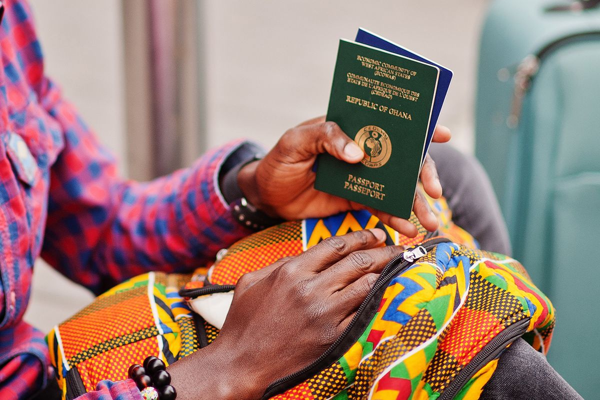 Útlevél, Ghána, ANY Biztonsági Nyomda African,American,Man,In,Checkered,Shirt,,Sunglasses,And,Earphones,With