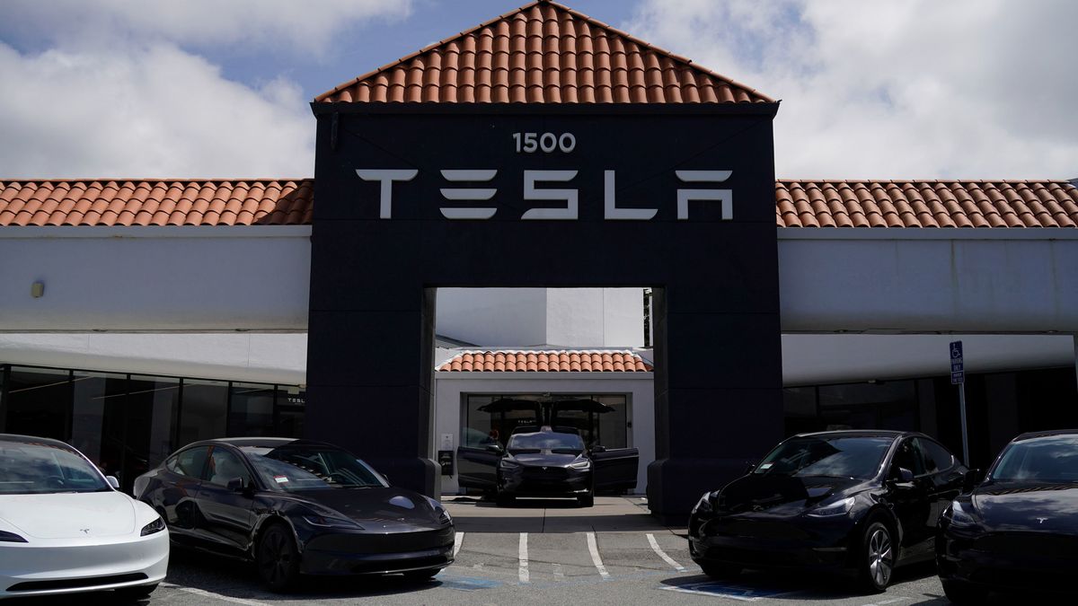 Csak a szokásos: árat csökkent a Tesla