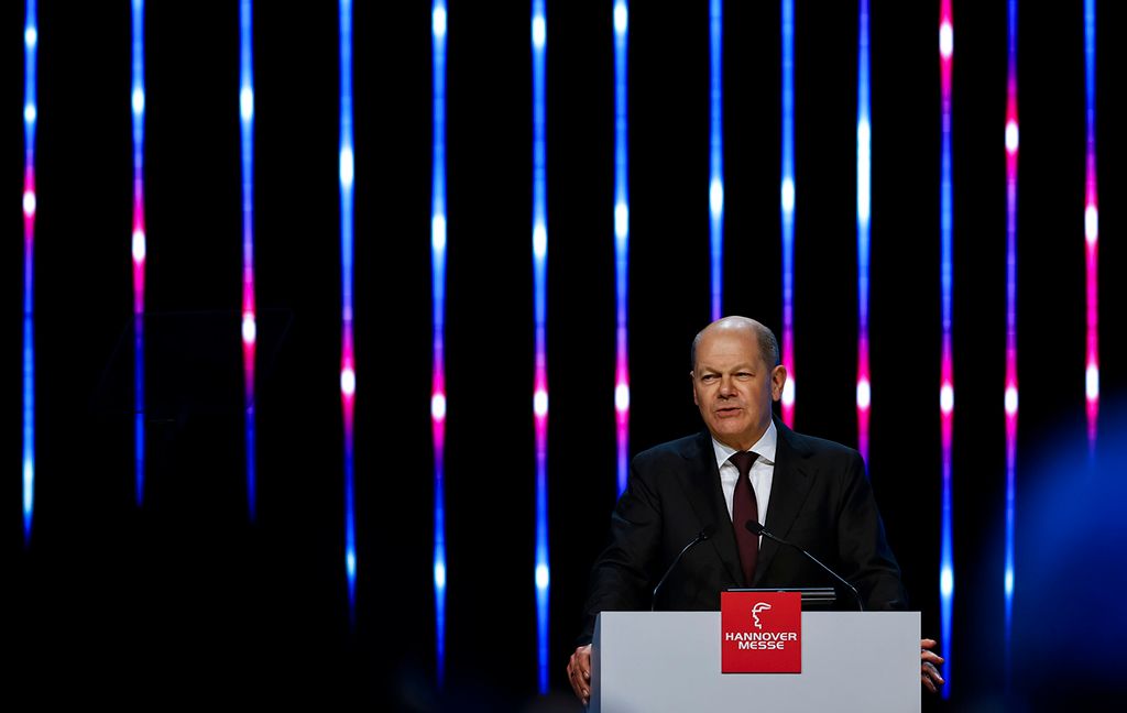 Olaf Scholz német kancellár beszédet mond a hannoveri ipari és kereskedelmi vásár megnyitóünnepségén 2024. április 21-én. Az észak-németországi nagyvárosban április 22. és 26. között tartott nemzetközi szakvásáron a gépipar, az elektromos és digitális ipar, valamint az energiaágazat mintegy négyezer vállalata képviseli magát. Az expó idei partnerországa Norvégia.