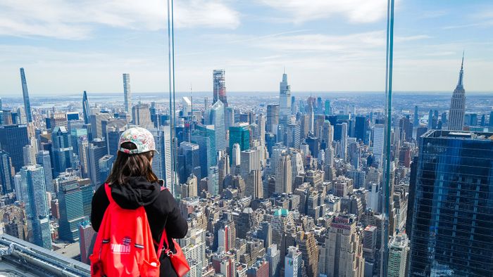 Az emberek az „Edge at Hudson Yards” kilátónál gyülekeznek a teljes napfogyatkozás előtt Észak-Amerikában, New Yorkban 2024. április 8-án. 