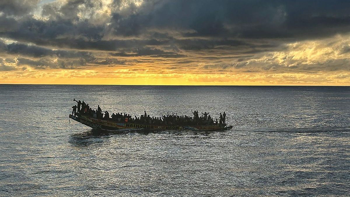 This handout photograph released on October 30, 2023 by the Spanish Maritime Rescue and Safety Society SASEMAR shows migrants aboard a "cayuco" wooden boat, off the coast of the Canary island of Tenerife. Two migrants were found dead during the rescue of a boat with 209 people on board on October 30, off the Spanish island of Tenerife, Spanish sea rescuers announced. In total, 23,537 migrants arrived in the Canaries between January 1 and October 15, or 79% more than the same period in 2022, according to the latest figures from the Interior Ministry. (Photo by Handout / SASEMAR / AFP) / RESTRICTED TO EDITORIAL USE - MANDATORY CREDIT "AFP PHOTO / SASEMAR " - NO MARKETING - NO ADVERTISING CAMPAIGNS - DISTRIBUTED AS A SERVICE TO CLIENTS menekült