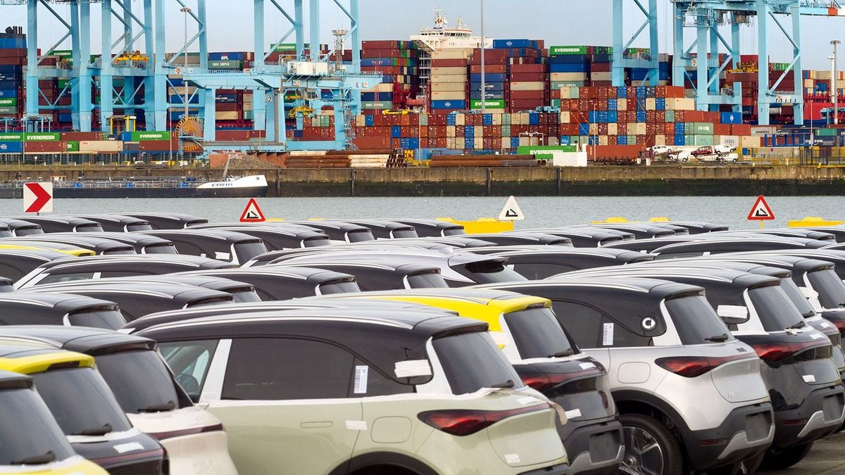 Autóeladások 
Parked imported cars and gantry cranes on the quayside at Zeebrugge container port, Belgium kínai elektromos autó