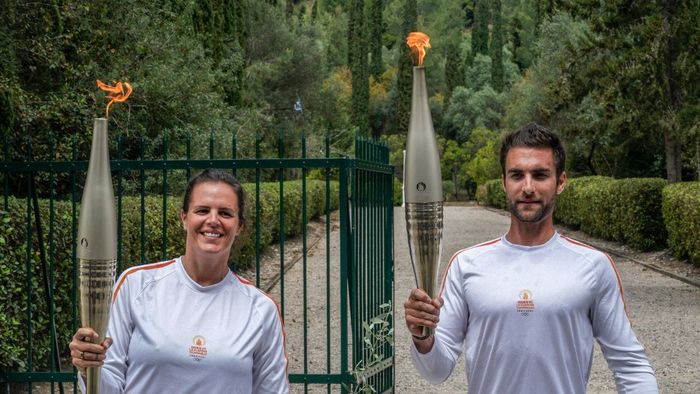 Az első fáklyavivő, a 2020-as olimpiai arany evezős, Stefanos Douskos átadja a 2024-es párizsi olimpiai játékok lángját Laure Manaudou francia úszónak, aki a 2004-es athéni olimpián megszerezte első olimpiai címét 400 méteres gyorsúszásban. 
