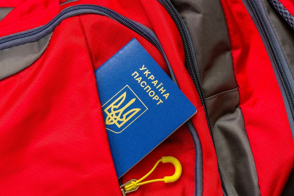 Packing,Travel,Bags.,Passport,Of,A,Citizen,Of,Ukraine,In, útlevél, Ukrajna
