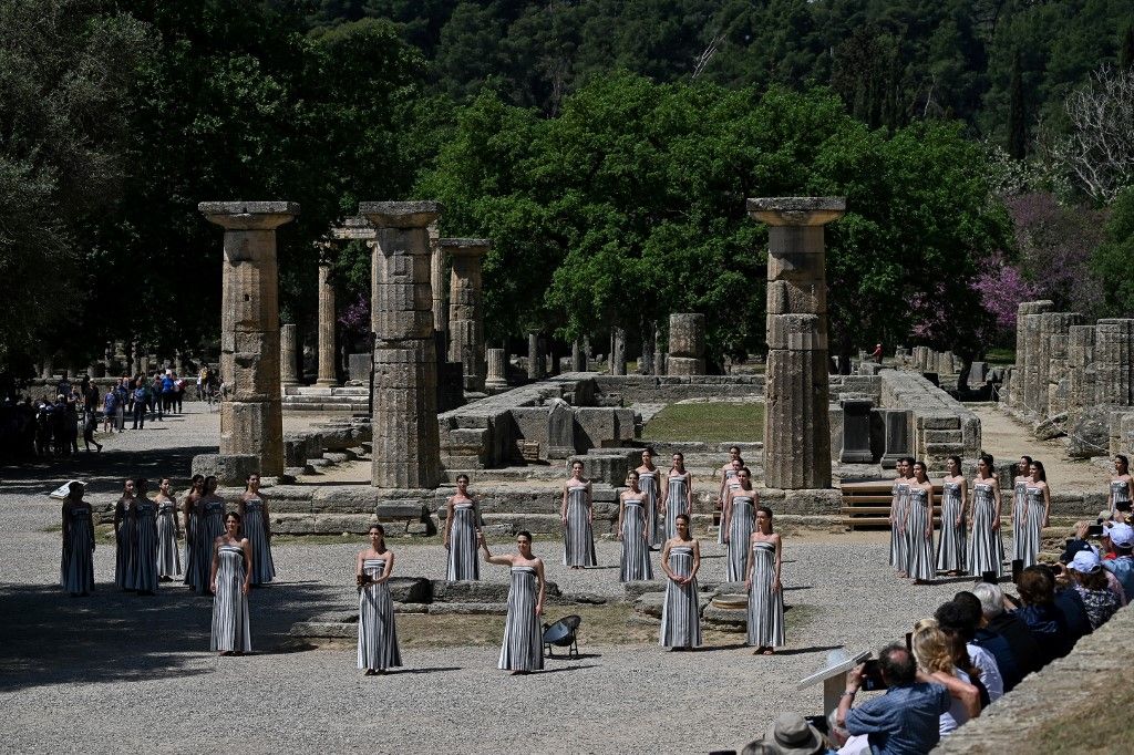 Színészek és színésznők lépnek fel a 2024-es párizsi olimpiai játékok olimpiai lángjának meggyújtási ceremóniáján, az ókori olimpia szülőhelyén Görögország déli részén