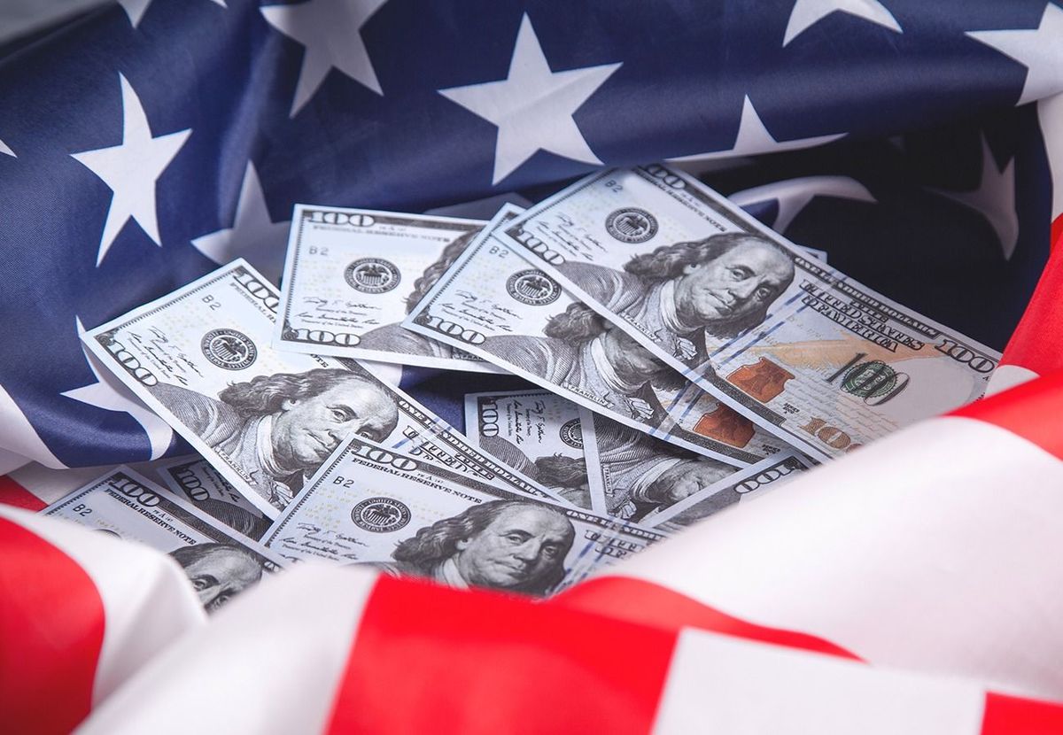 Dollar,Banknotes,And,Usa,National,Flag., Ismét a várakozások felett az amerikai PCE infláció / Fotó: Andranik Hakobyan / Shutterstock