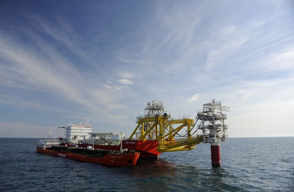 A picture taken on April 9, 2011 shows Caspian Stream tanker near the Russian LUKOIL ice-resistant fixed platform LSP-1, built at the Astrakhansky Korabel shipyard, intended to drill and operate wells and collect and pre-treat reservoir content at Korchagin's oil field in the Russian sector of the Caspian Sea some 180 km outside Astrakhan. The fields productivity of oil and gas condensate will peak at 2.3 million tonnes oil and 1.2 bcm gas per year.  AFP PHOTO / MIKHAIL MORDASOV (Photo by MIKHAIL MORDASOV / AFP)