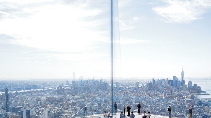 Az emberek az „Edge at Hudson Yards” kilátónál gyülekeznek a teljes napfogyatkozás előtt Észak-Amerikában, New Yorkban 2024. április 8-án. 