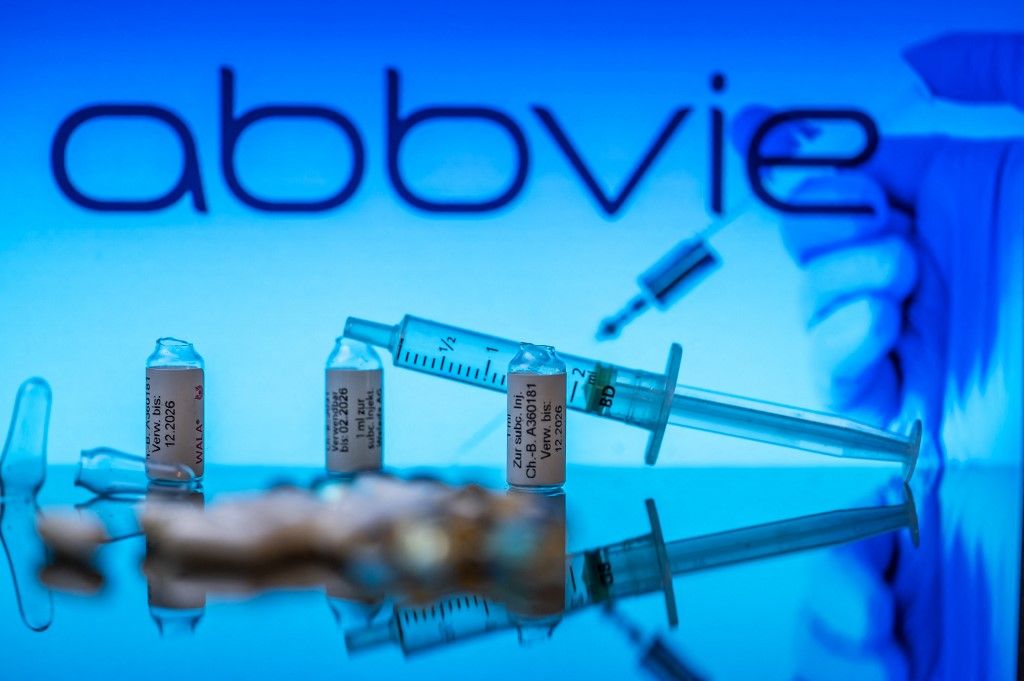 Photo Illustration Abbvie PharmaAbbvie Pharma logo seen on screen in the background with pills and medical vial with syringe, seen in this photo illustration, on 14 August 2023 in Brussels, Belgium.  (Photo Illustration by Jonathan Raa/NurPhoto) (Photo by Jonathan Raa / NurPhoto / NurPhoto via AFP)