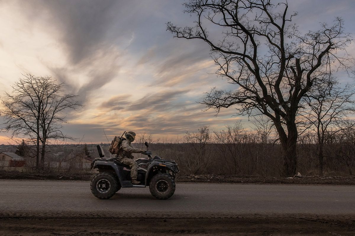 A Ukrainian serviceman drives a quad bike on a road that leads to the town of Chasiv Yar, in the Donetsk region, on March 30, 2024, amid the Russian invasion of Ukraine. The eastern city of Chasiv Yar is facing a "difficult and tense" situation, a Ukrainian army official said on March 25, 2024. If Russia took Chasiv Yar, it could step up attacks on the strategic city of Kramatorsk that is already facing growing bombardment. (Photo by Roman PILIPEY / AFP)
orosz-ukrán háború, ellentámadás, offenzíva