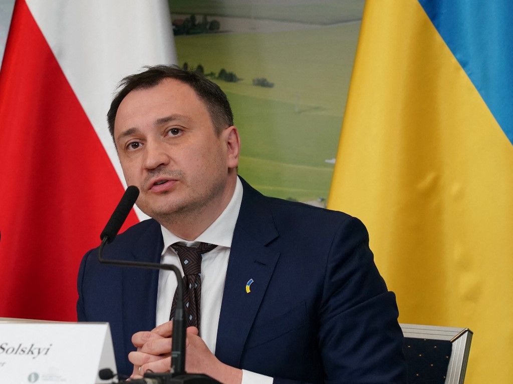 Ukrainian Minister of Agriculture Mykola Solskyi speaks during a press briefing in Warsaw on May 16, 2022. (Photo by JANEK SKARZYNSKI / AFP)
miniszter-helyettes