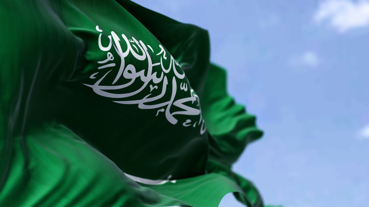 Detailed close up of the national flag of Saudi Arabia waving in the wind on a clear day
Szaúd-Arábia magas szinten ismerte el, hogy segített Izraelnek kivédeni Irán szombati dróntámadását és rakétazáporát.
