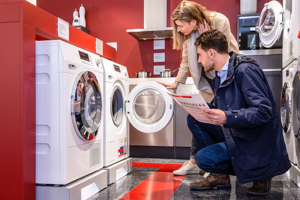 Young,Couple,Choosing,Washing,Machine,In,Household,Appliance,Section,At
háztartásigép