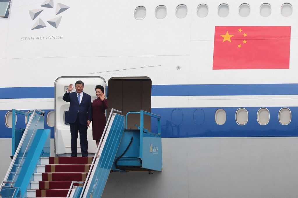 A kínai elnök jövő héten Európába jön: Magyarországra, Szerbiába és Franciaországba is ellátogat. 
China's President Xi Jinping (L) and his wife Peng Liyuan wave as they arrive at Noi Bai International airport in Hanoi on December 12, 2023. China's President Xi Jinping arrived in Vietnam on December 12 for his first visit in six years, as he seeks to counter the United States' growing influence with the communist nation. (Photo by LUONG THAI LINH / POOL / AFP)