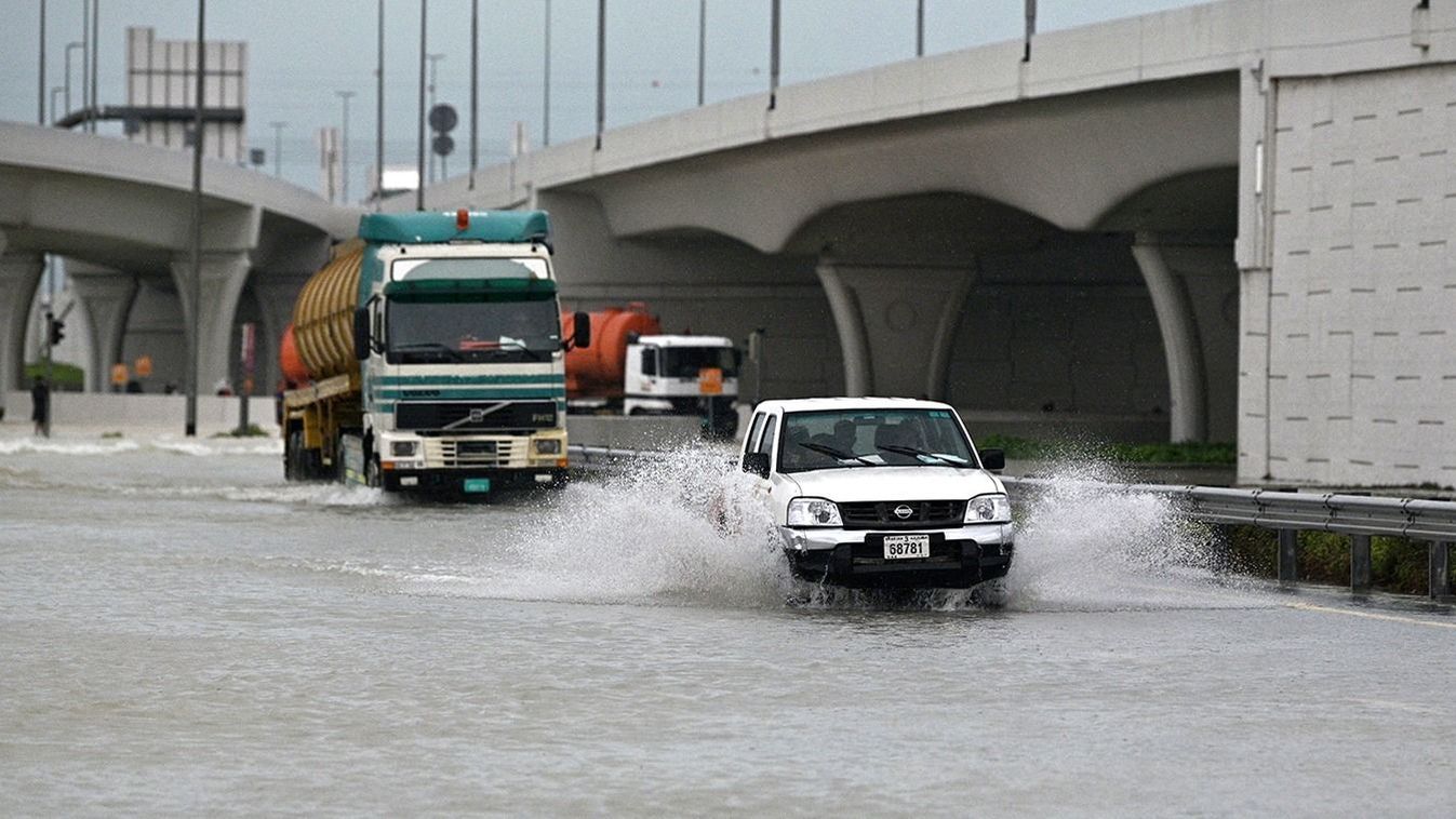 Vihar a sivatagban: folyókká váltak az utak Dubajban – videó