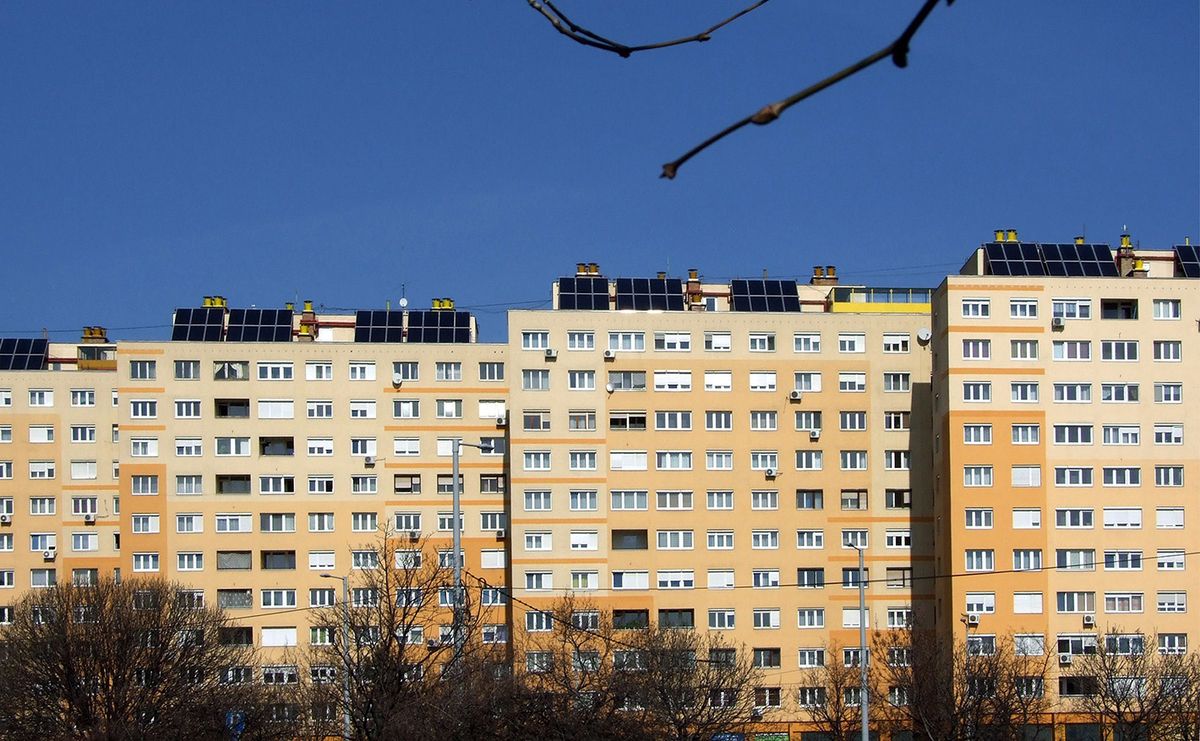 Budapest, 2017. március 13.
A Panel Plusz-program keretében felújított régi vasbeton-panel lakóépületek sora a főváros III. kerületében, a Vörösvári úton, tetejükön megújuló energiaforrásokkal, napelemekkel.
MTVA/Bizományosi: Jászai Csaba 
***************************
Kedves Felhasználó!
lakás
Ez a fotó nem a Duna Médiaszolgáltató Zrt./MTI által készített és kiadott fényképfelvétel, így harmadik személy által támasztott bárminemű – különösen szerzői jogi, szomszédos jogi és személyiségi jogi – igényért a fotó készítője közvetlenül maga áll helyt, az MTVA felelőssége e körben kizárt.