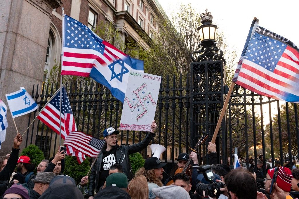Conservative Christian Singer Sean Feucht Hold Pro-Israel Rally Outside Of Columbia University, Egyesült Államok, Izrael, amerikai, izraeli, tüntetés