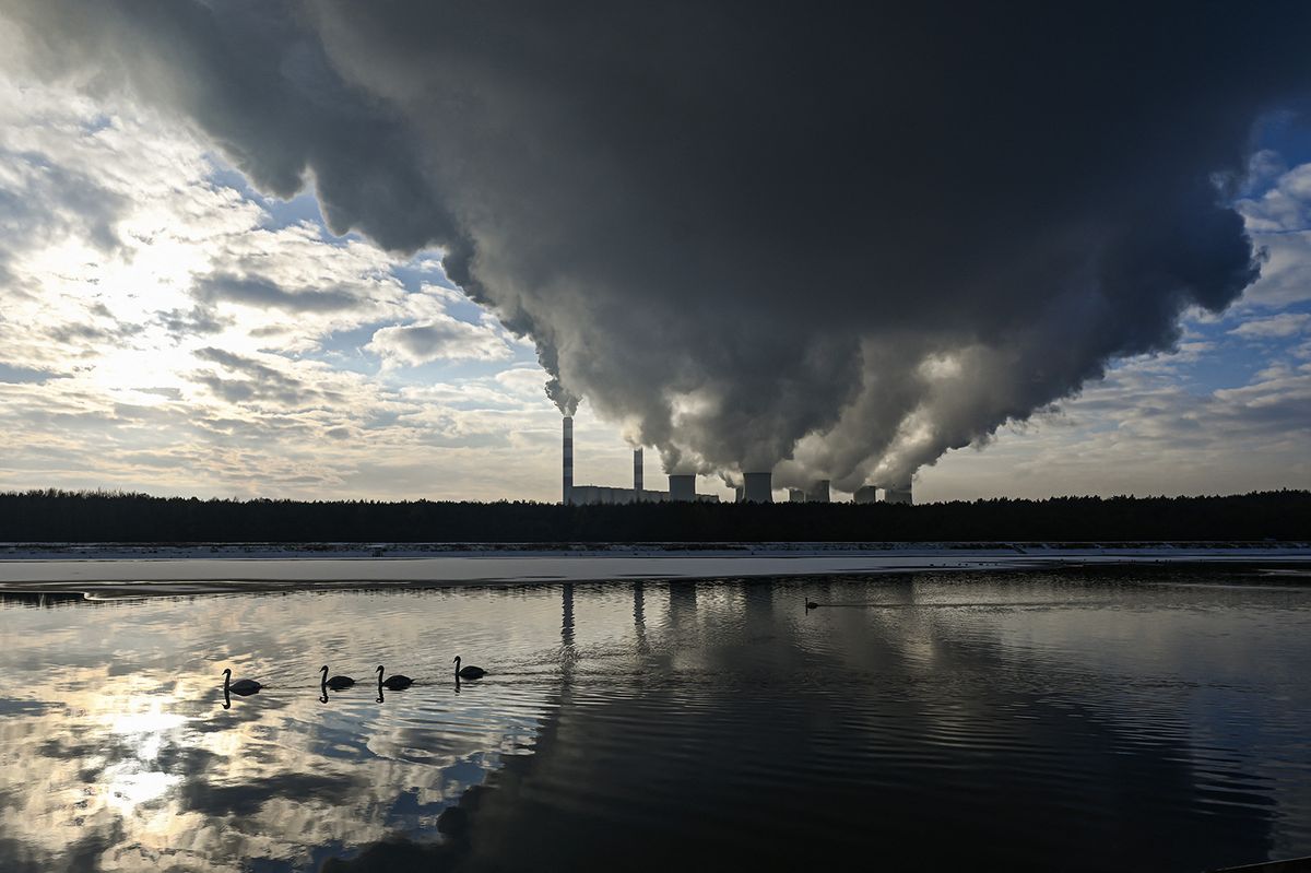Az új lengyel kormány már nem akar egy óriási energiavállalatot létrehozni a bányákból, helyette inkább ezeket és a szénerőműveket párba állítanák.
ROGOWIEC, POLAND – NOVEMBER 30 : Swans swim in a lake as smoke and steam rises from the cooling towers of the lignite coal-powered Belchatow Power station in Rogowiec, Poland on November 30, 2023. The 5,298MW Belchatow power plant is the biggest coal-fired power plant in Europe. Omar Marques / Anadolu (Photo by Omar Marques / ANADOLU / Anadolu via AFP)