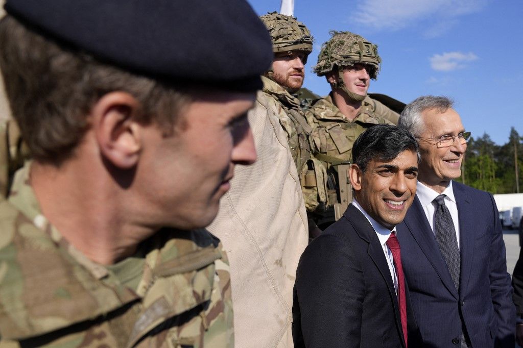 NATO Secretary General Jens Stoltenberg (R) and Britain's Prime Minister Rishi Sunak pose for photos with British soldiers at the Warsaw Armoured Brigade in Warsaw, Poland, on April 23, 2024. The talks of Britain's Prime Minister Rishi Sunak with his Polish counterpart Donald Tusk and NATO Secretary General Jens Stoltenberg are expected to focus on Ukraine and wider European security. While in Poland's capital, the British Prime minister will announce £500 million ($617 million) in additional military funding for Kyiv in its more-than two-year battle against Russia's full-scale invasion, his Downing Street office said in a statement. (Photo by Alastair Grant / POOL / AFP)