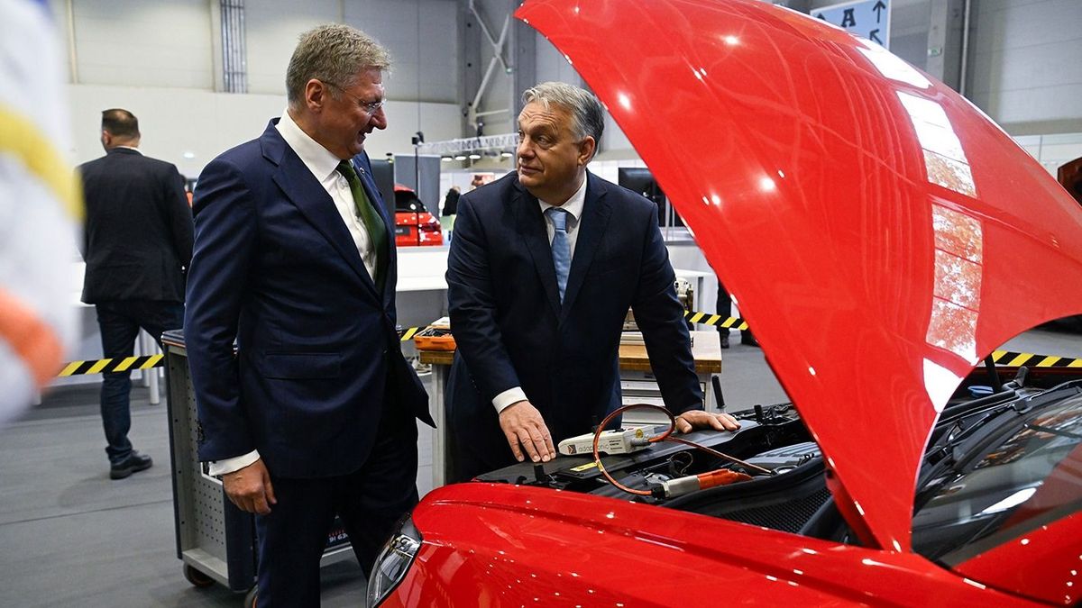 Parragh László benézett egy autó motorházába a kormányfő társaságában, és méltatta a szakképzést