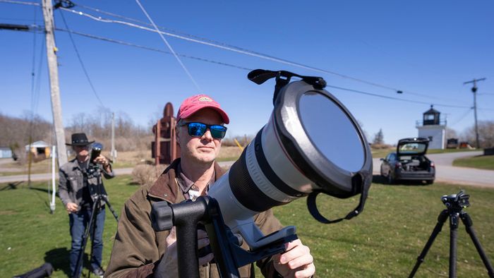 John Bills a teljes napfogyatkozás előestéjén teszteli fényképezőgépét Észak-Amerikában, Cape Vincentben.