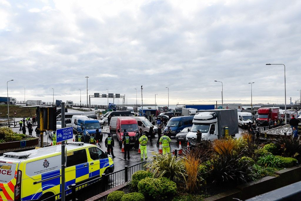 DOVER, UNITED KINGDOM - DECEMBER 23 : Lorries queue on the A2 in Dover, England on December 23, 2020. More than 4,000 trucks are still stranded in Britain despite London and Paris agreeing to remobilize them after France's temporary ban was partially lifted in a joint agreement on Tuesday night. Minor scuffles were also seen between truck drivers and the police. Alan Langley / Anadolu Agency (Photo by Alan Langley / ANADOLU AGENCY / Anadolu via AFP)