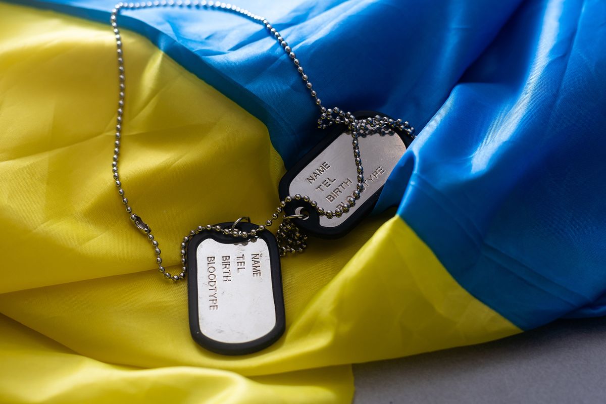 Military ID tag and Ukrainian flag on background., mozgósítás