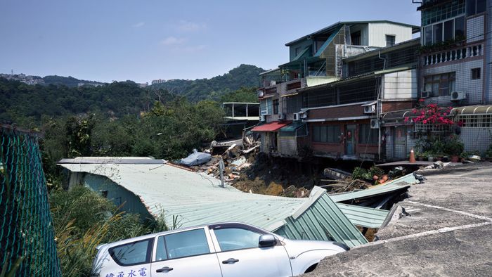 Egy jármű egy összedőlt úton Új-Taipei városában