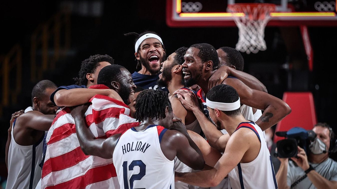 (210807) -- SAITAMA, Aug. 7, 2021 (Xinhua) -- Members of Team USA celebrate victory after the men's basketball final between the United States and France at the Tokyo 2020 Olympic Games in Saitama, Japan, Aug. 7, 2021. (Xinhua/Pan Yulong)Xinhua News Agency / eyevineContact eyevine for more information about using this image:T: +44 (0) 20 8709 8709E: info@eyevine.comhttp://www.eyevine.com