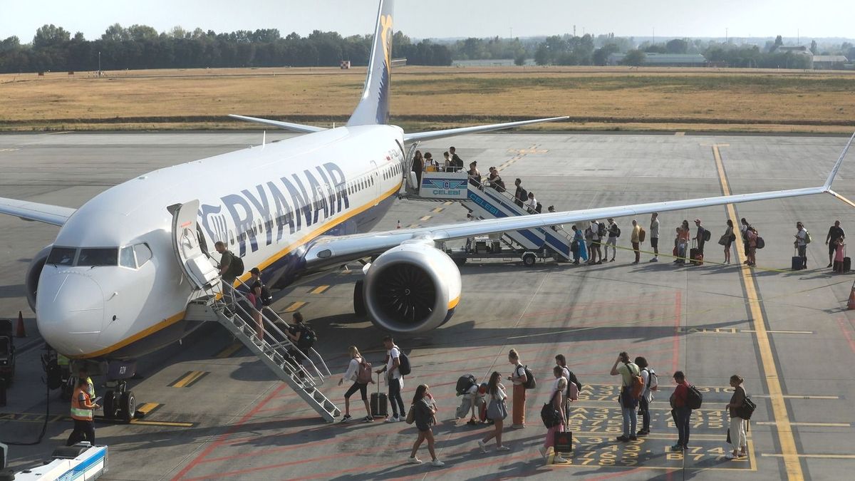 Boldogan deportálná Ruandába a migránsokat a Ryanair, de csak télen