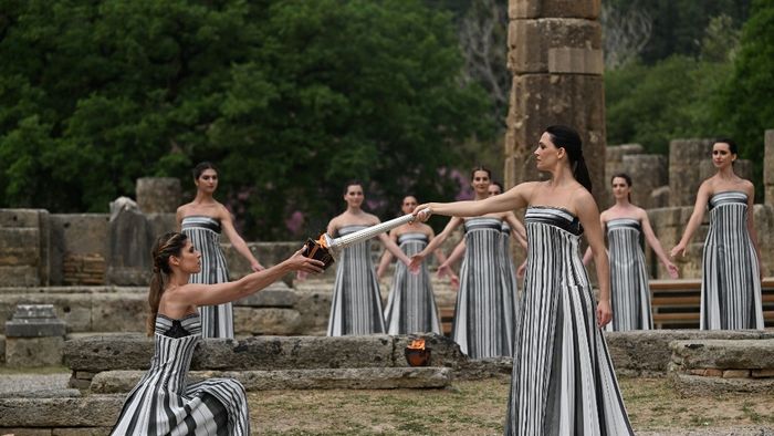 A főpapnőt alakító Mary Mina görög színésznő meggyújtja a fáklyát 