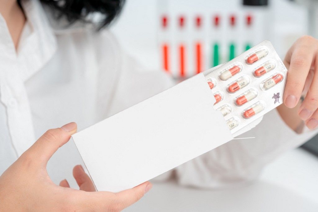 Pharmacist unboxing capsules

gyógyszer 

epilepszia