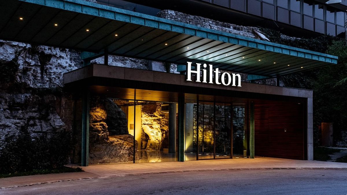Mindenkire rácáfolt a Hilton – ez áll a háttérben