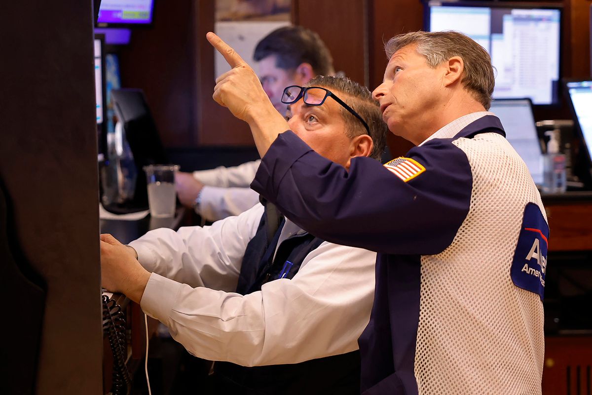 Stocks Slide For Second Day In Row, Closing Down