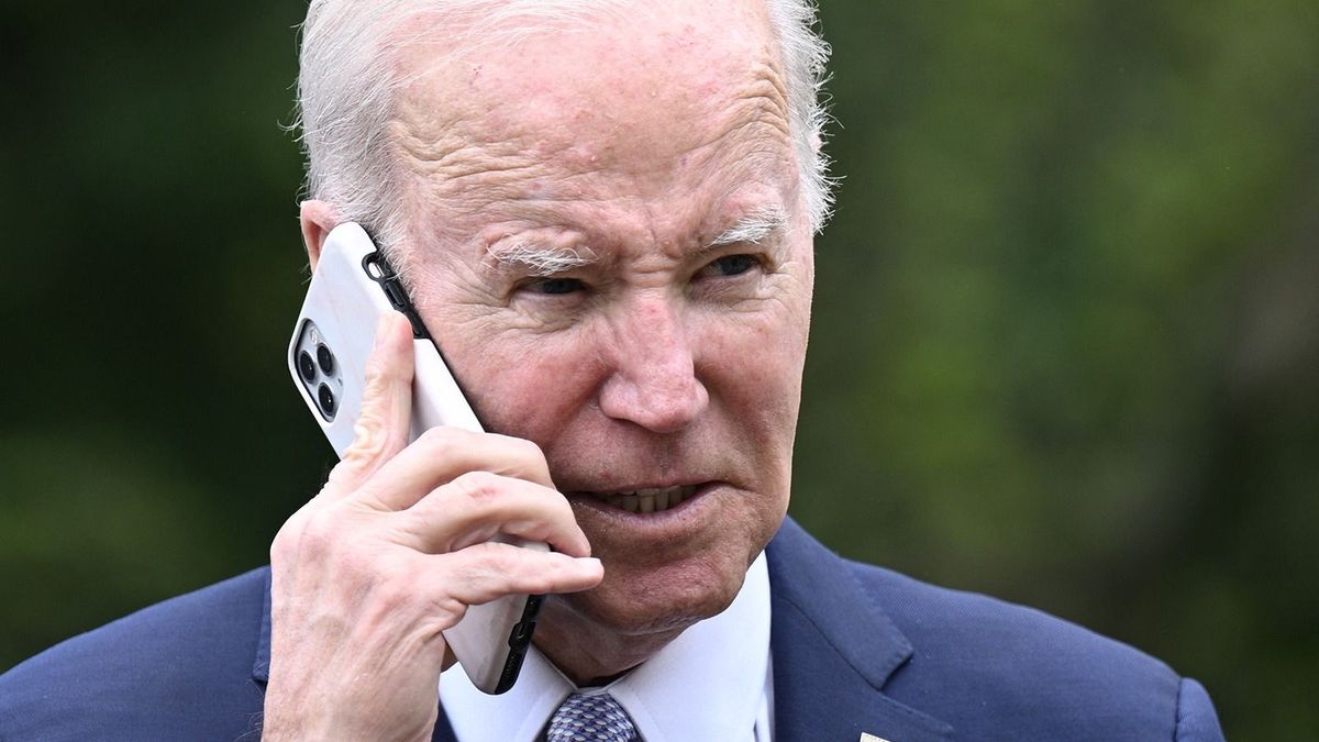 US President Joe Biden speaks on the phone during a National Small Business Week event in the Rose Garden of the White House in Washington, DC, on May 1, 2023. (Photo by Brendan SMIALOWSKI / AFP) amerikai