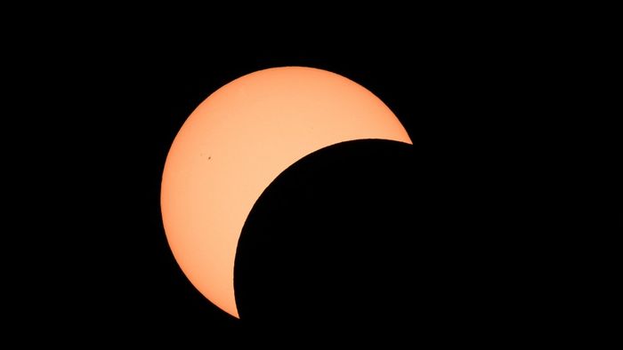 A teljes napfogyatkozás korai szakaszában a Hold áthalad a Nap előtt Bloomingtonban 